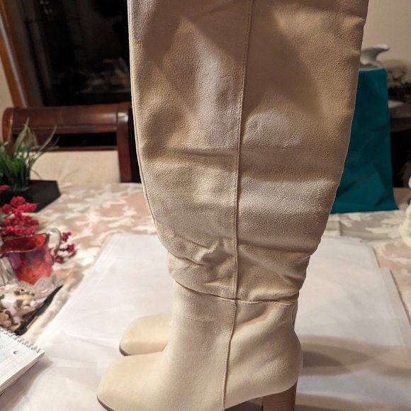 Women's 7 beige faux suede knee high side zip boots New in box - Picture 12 of 13
